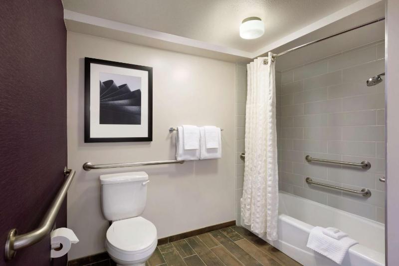 King Room - Mobility Access/Non-Smoking image 2