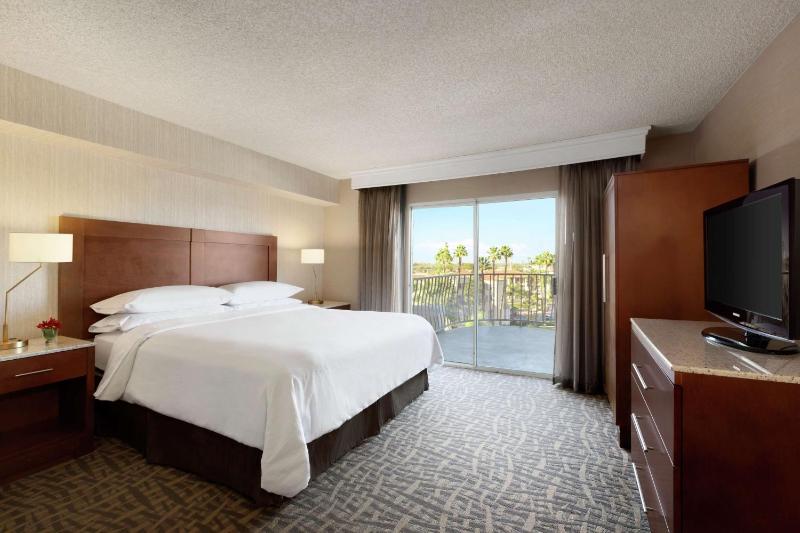 King Suite with Balcony - Non-Smoking image 3