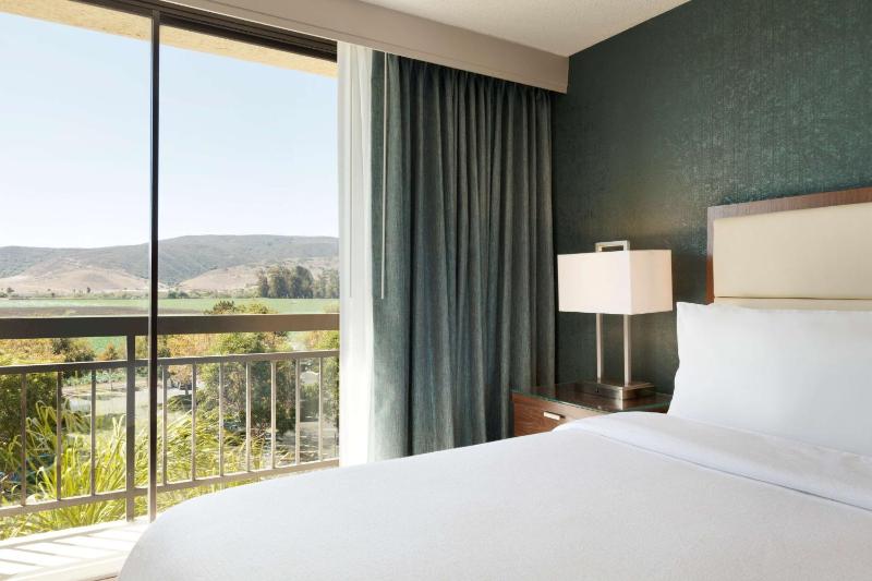 Queen Suite with Bath Tub - Disability/Hearing Access image 2