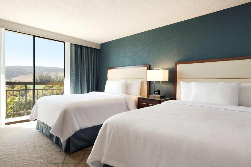 Queen Room with Two Queen Beds - Non-Smoking image 4