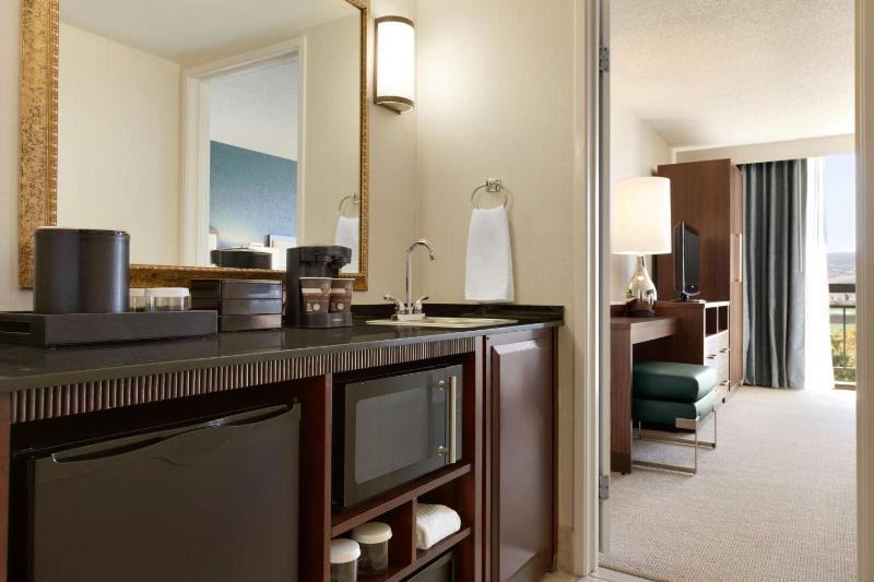 One-Bedroom King Suite - Hearing Access/Non-Smoking image 4