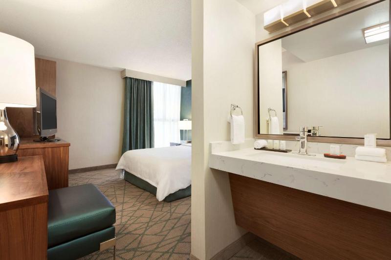 Queen Suite with Bath Tub - Disability/Hearing Access image 1