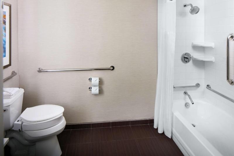 King Room with Bath Tub - Mobility Access image 2