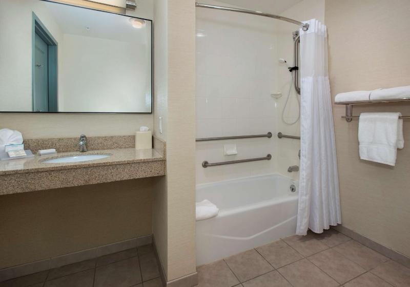 One-Bedroom King Suite with Bathtub - Mobility Access image 2