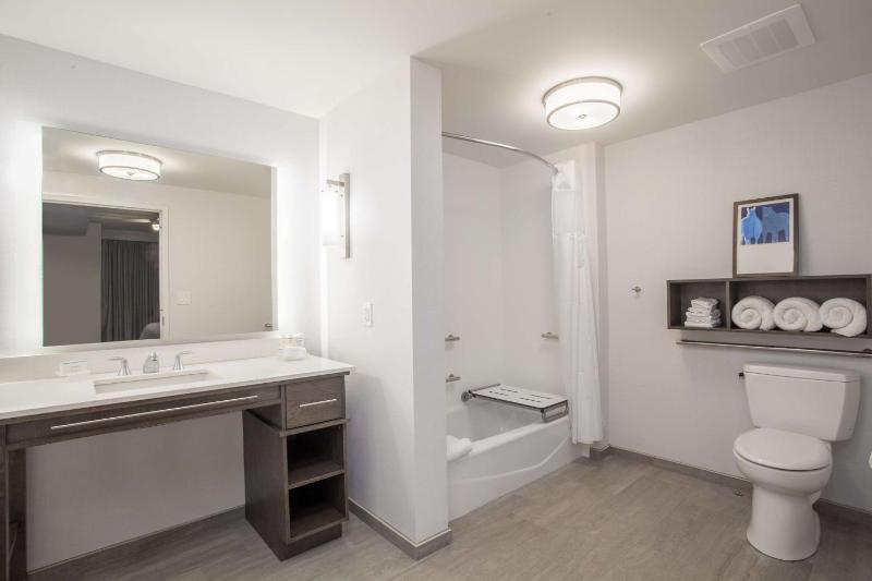 King Suite with Balcony - Non-Smoking image 2