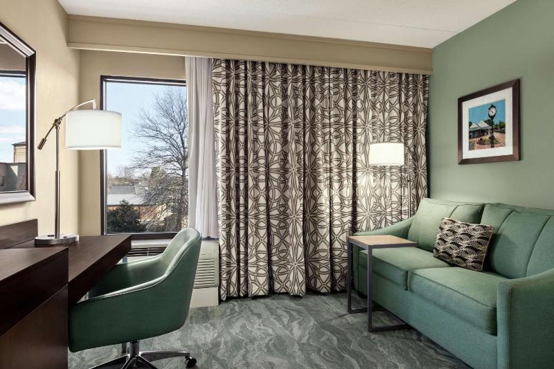 King Room with Sofa Bed and Study - Non-Smoking image 3