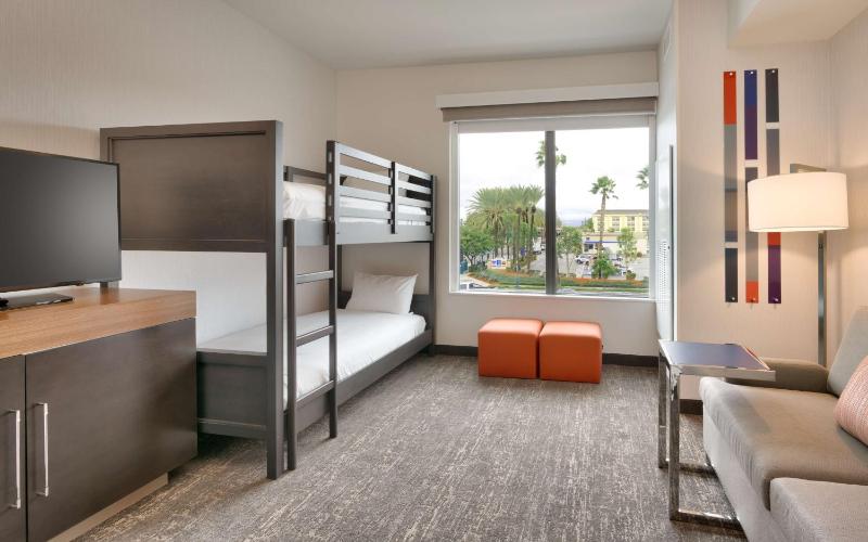 One-Bedroom Family Suite - Non-Smoking image 4
