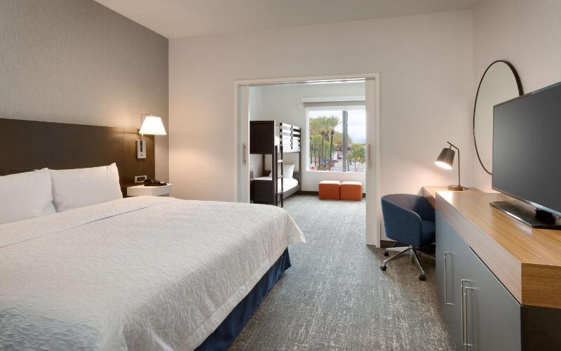 One-Bedroom Family Suite - Non-Smoking image 3