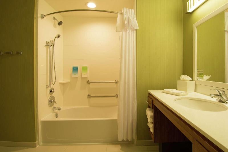 Queen Studio with Two Queen Beds - Mobility and Hearing Access/Non-Smoking image 3