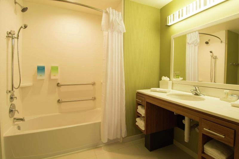 Queen Studio with Two Queen Beds - Mobility and Hearing Access/Non-Smoking image 2