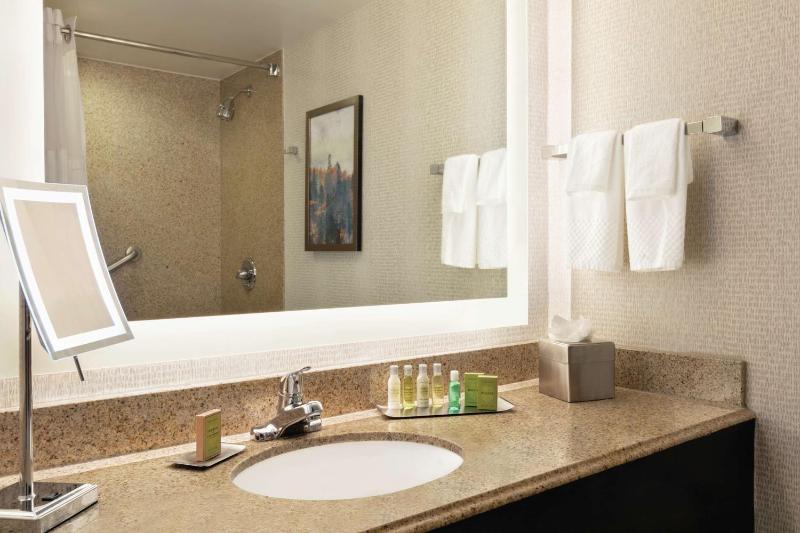 Double Room with Two Double Beds and Bath Tub - Mobility and Hearing Access/Non-Smoking image 4