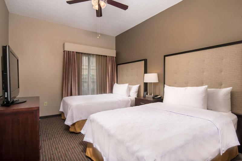 Double Room with Two Double Beds with Bath Tub - Hearing Accessible/Non-Smoking image 3