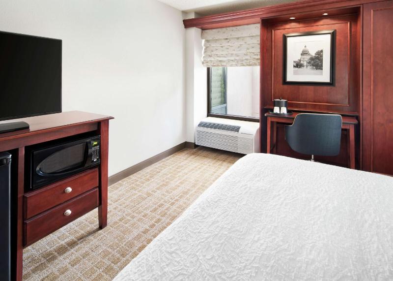 Queen Room with Tub - Mobility/Hearing Accessible/Non-Smoking image 1