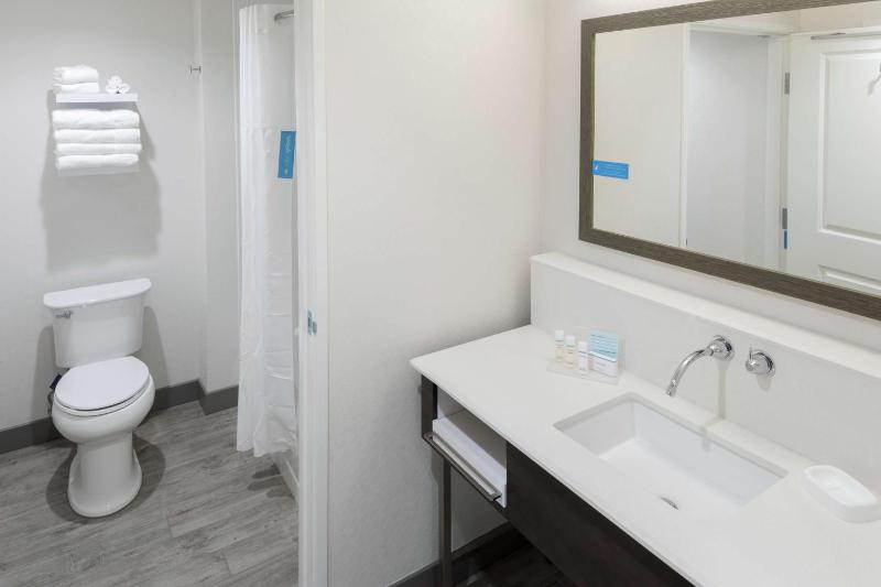 Queen Studio Suite with Two Queen Beds - Non-Smoking image 3
