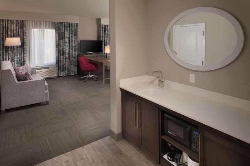 Queen Studio Suite with Two Queen Beds - Non-Smoking image 4