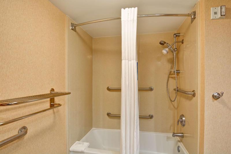 Queen Room with Mobility Access/Non-Smoking image 2