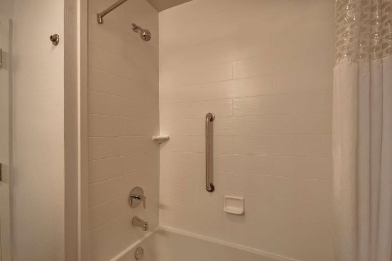 Queen Room with Two Queen Beds - Hearing Access/Non-Smoking image 4