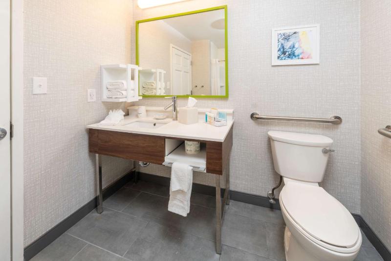 Queen Room with Mobility Accessible Tub - Non-Smoking image 4