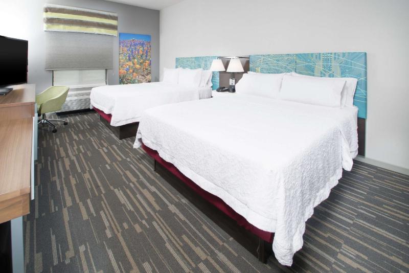 Queen Room with Two Queen Beds - Non-Smoking image 4