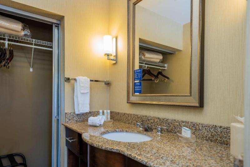 One-Bedroom Queen Suite with Two Queen Beds - Non-Smoking image 2