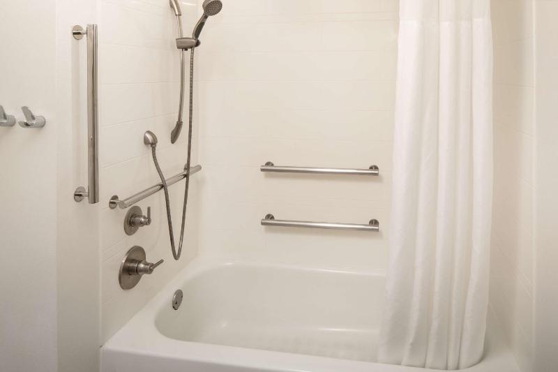King Room with Accessible Tub - Mobility and Hearing Access/Non-Smoking image 2
