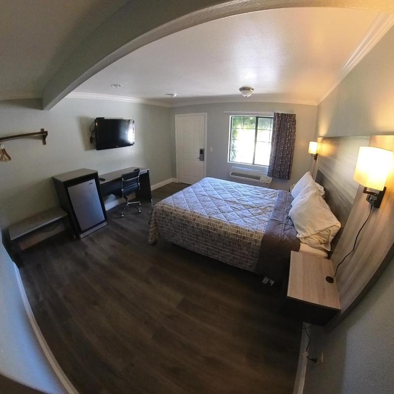 Queen Room image 4