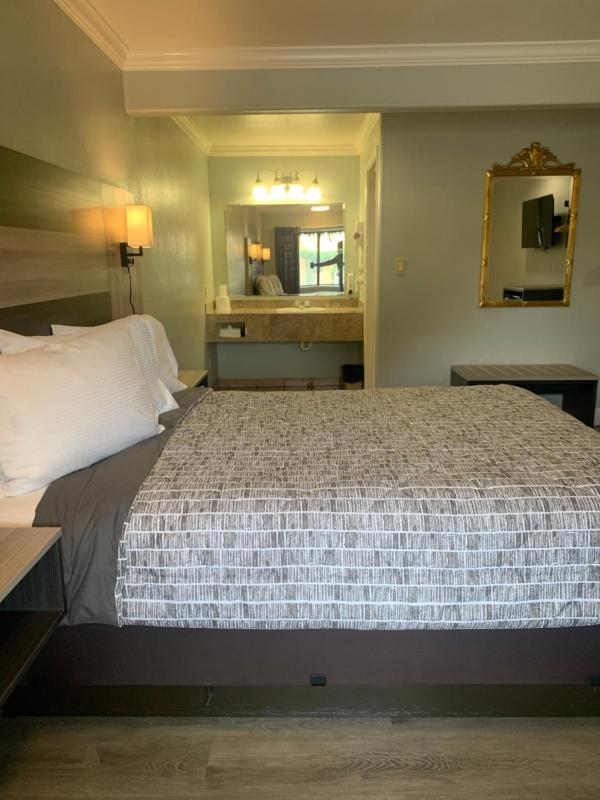 Queen Room image 2