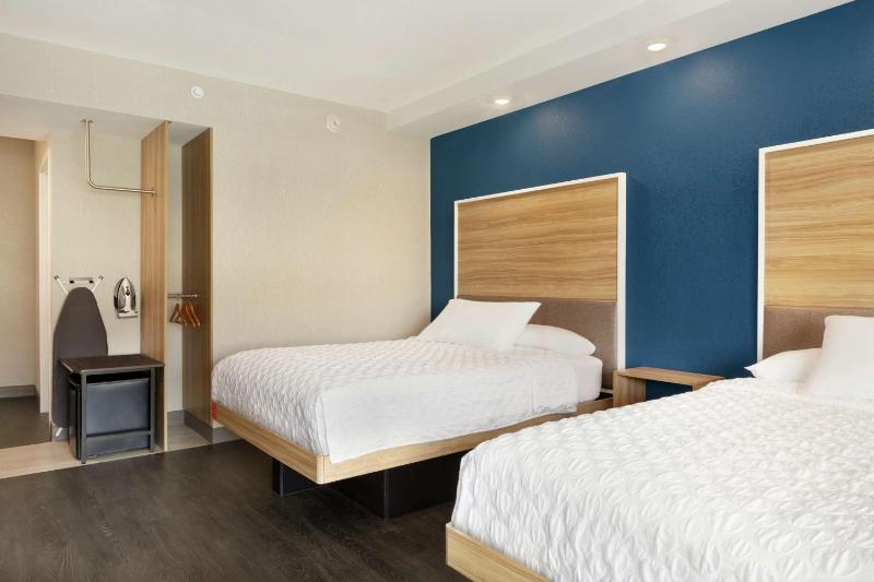 Queen Room with Two Queen Beds - Hearing Access image 4