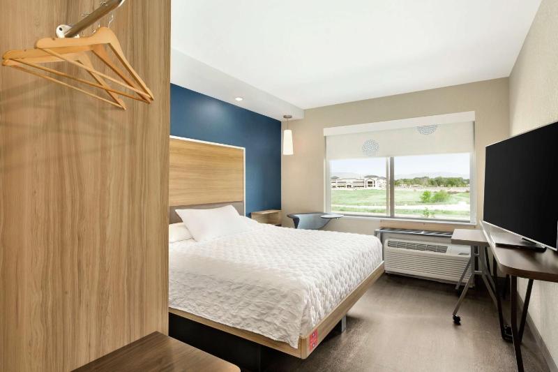 King Room with Tub - Hearing Accessible  image 4