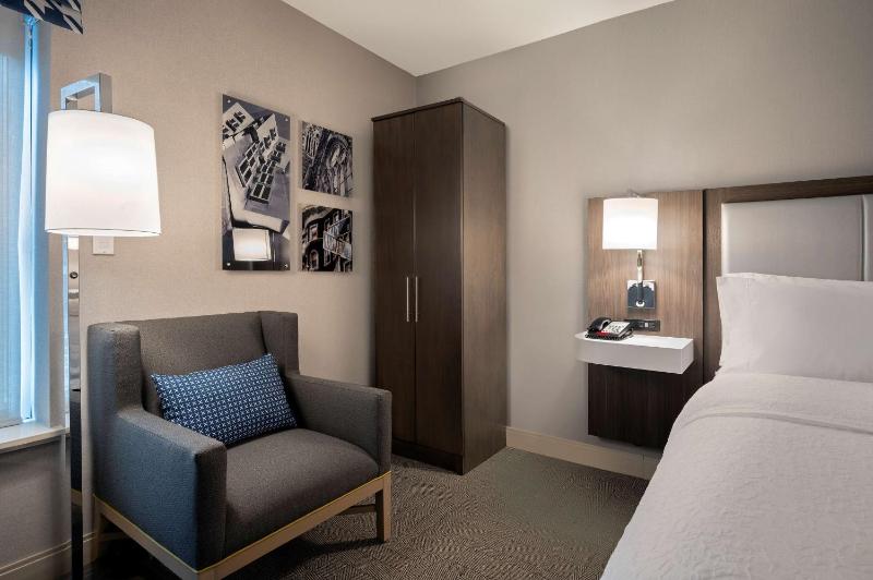 Queen Room with Bath Tub - Disability Access/Non-Smoking  image 3