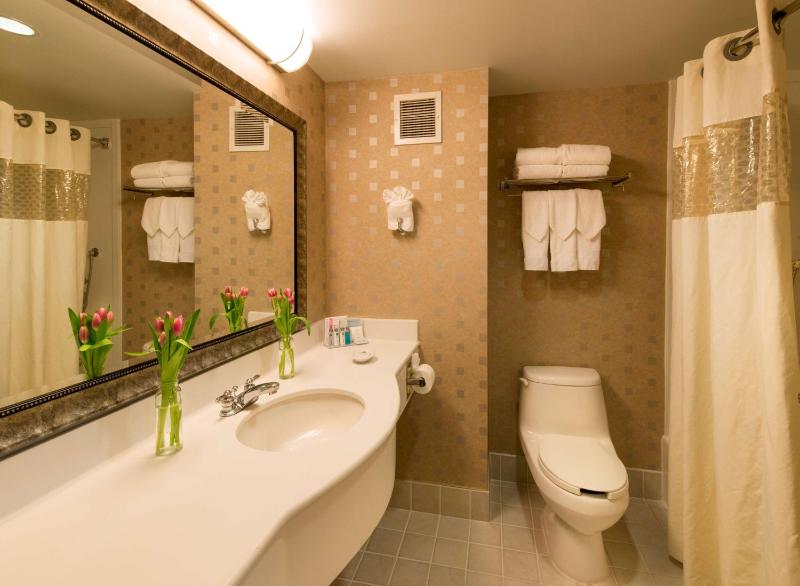 Room with Two Queen Beds - Non-Smoking image 3
