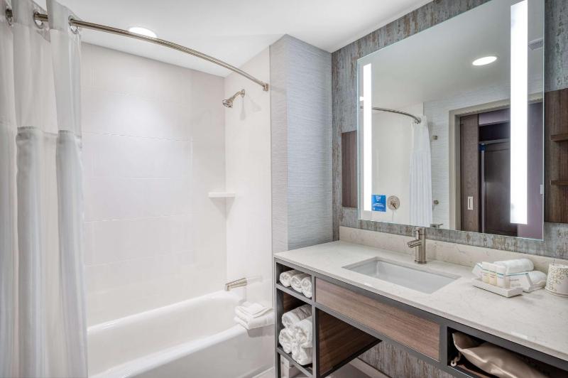 Premium Queen Room with Two Queen Beds image 2