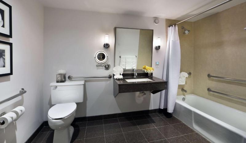 Queen Room with Hearing Accessible Tub image 4