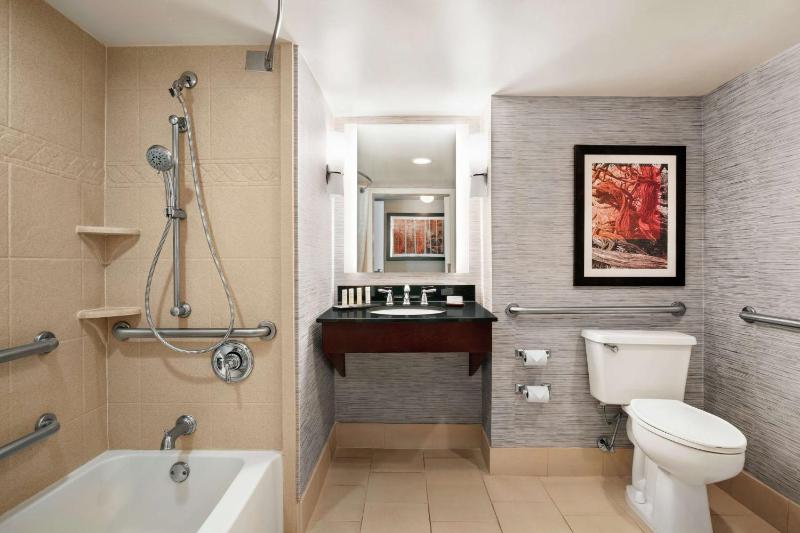 Queen Suite with Bath Tub - Disability Access  image 2
