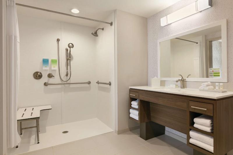 Queen Suite with Roll-In Shower - Mobility Access image 2