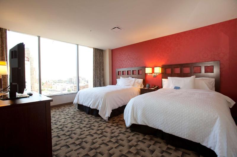 Two-Room Queen Suite with Two Queen Beds image 1