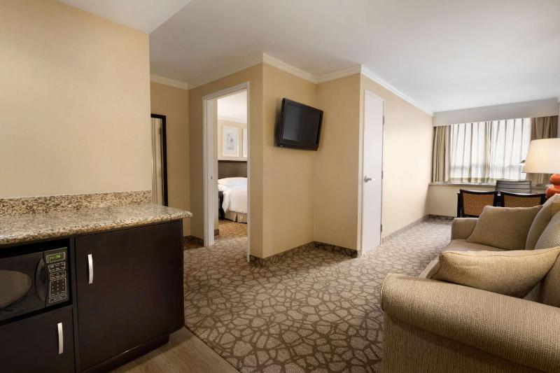 One-Bedroom King Suite with Roll-In Shower - Mobility Access/Non-Smoking image 3
