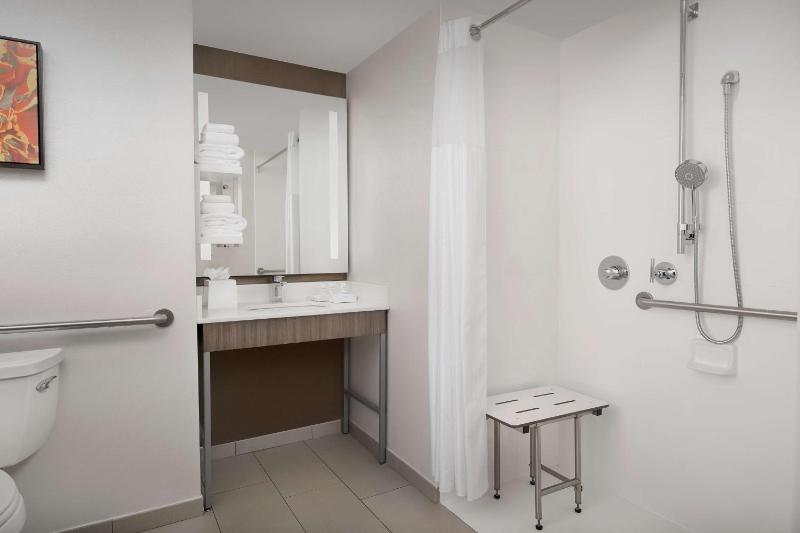 Queen Room with Two Queen Beds - Mobility Access image 3