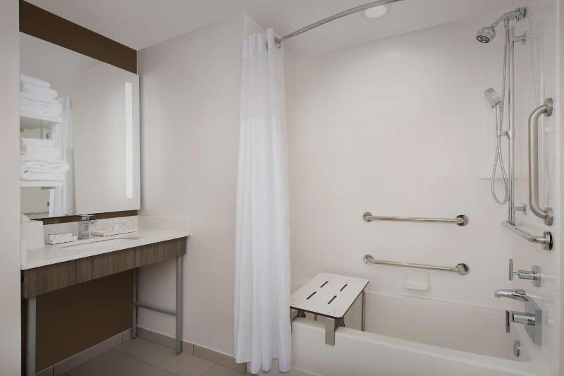 Queen Room with Two Queen Beds - Mobility Access image 2