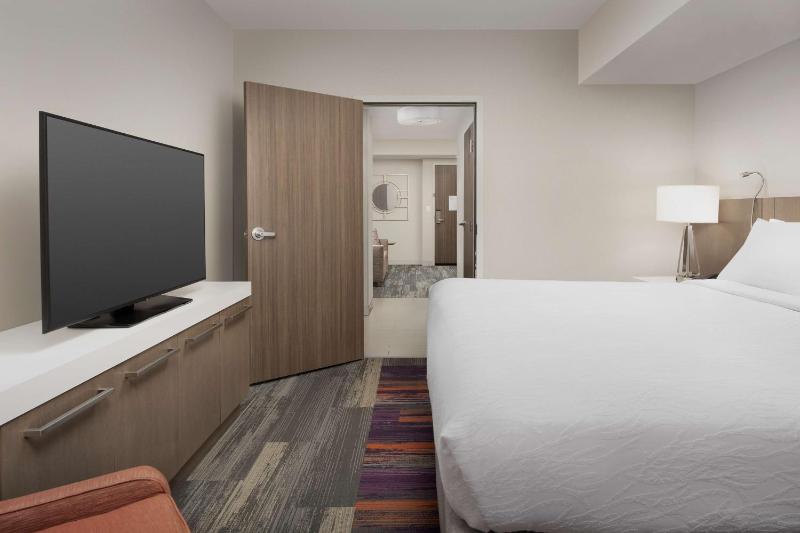 One-Bedroom King Suite with Sofa Bed image 4
