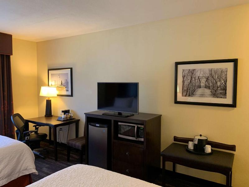 Queen Room with Two Queen Beds (4 Adults) image 3