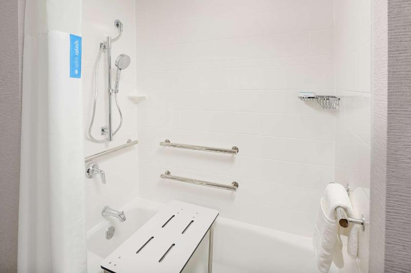 Queen Room - Mobility Accessible/Non-Smoking image 2