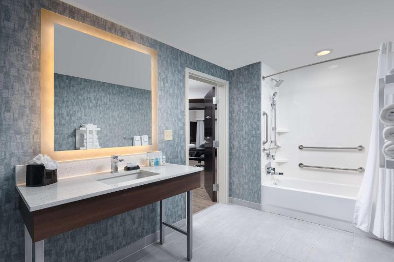 King Room with Accessible Tub - Mobility and Hearing Access/Non-Smoking image 3
