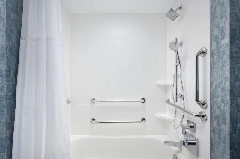 King Room with Accessible Tub - Mobility and Hearing Access/Non-Smoking image 2