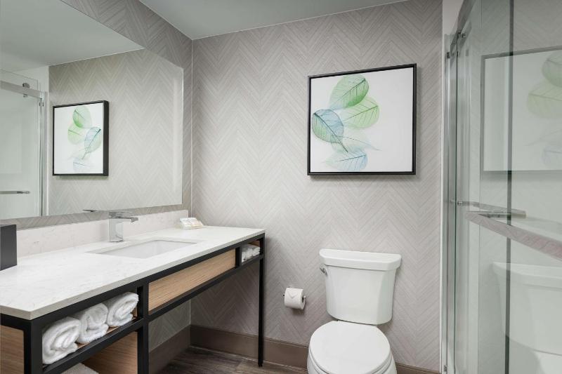 Deluxe Queen Room with Two Queen Beds and Balcony image 2