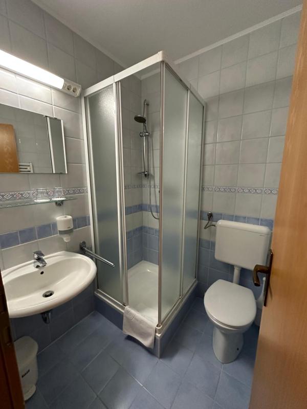Twin Room image 3