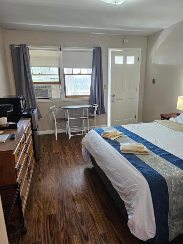 Double Room with Lake View image 4
