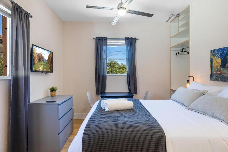 Peaceful Urban Escape Close to Las Olas & Beach Images
