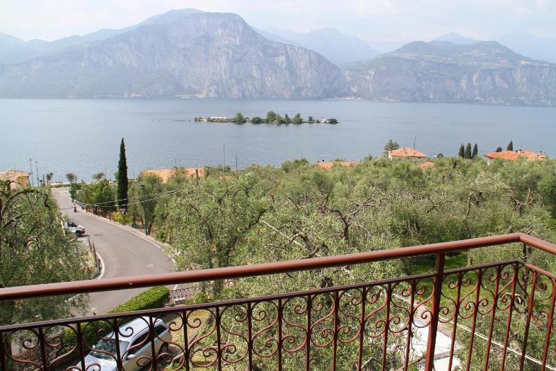 Triple Room with Balcony and Lake View image 3