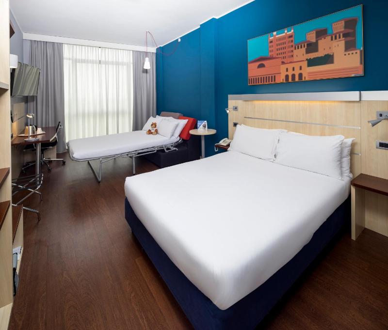 Standard Double Room with Sofa Bed image 3